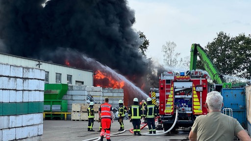 Feuerwehreinsatz am Recyclingwerk Hennemann in Espelkamp