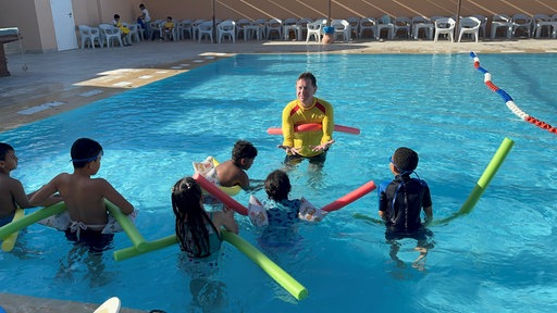 Schwimmlehrer Andreas Lüdecke beim Seepferdchen Kurs 