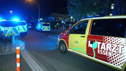 Ein Krankenwagen und Fahrzeuge der Polizei in der Nähe eines Einsatzortes