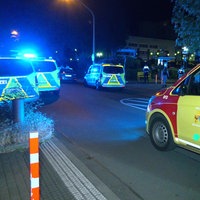 Ein Krankenwagen und Fahrzeuge der Polizei in der Nähe eines Einsatzortes