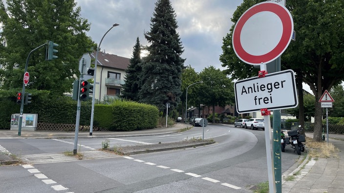 Anliegerstraße in Essen mit einem "Anlieger frei"-Schild