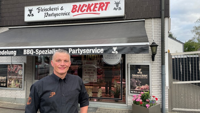 Jürgen Bickert vor seiner Metzgerei