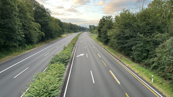Leere Autobahn 40 im Ruhrgebiet