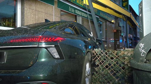 In Essen Altendorf ist ein Auto von der Fahrbahn angekommen und in den Außenbereich einer Bar gefahren. Das Auto hat dabei die Abrenzung des Außenbereichs kaputt gemacht.