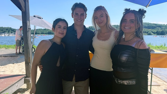 Maja Lauterbach, Nevio Wendt und Lilly Krug (v.li.) mit einer Influenzerin beim Dreh auf dem Beach Festival in Essen