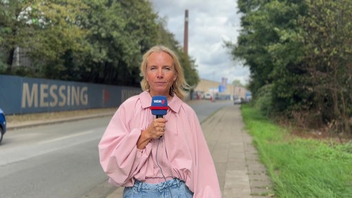 WDR-Reporterin Nicole Noetzel steht vor einer Straße und spricht in die Kamera.