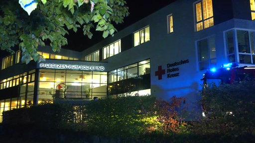 Das Pflegezentrum Solferino vom DRK wird vom Blaulicht der Feuerwehr angestrahlt.