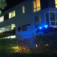 Das Pflegezentrum Solferino vom DRK wird vom Blaulicht der Feuerwehr angestrahlt.