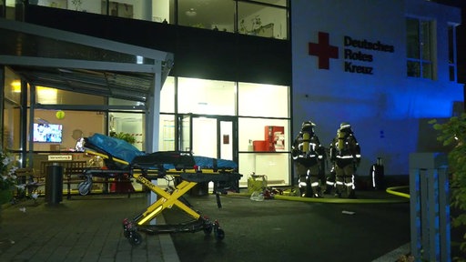 Eine Patientenliege von der Feuerwehr steht vor dem Pflegeheim.