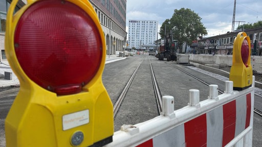 Eine große Baustelle, neue Straßenbahnschienen wurden verlegt. im Vordergrund Baken.