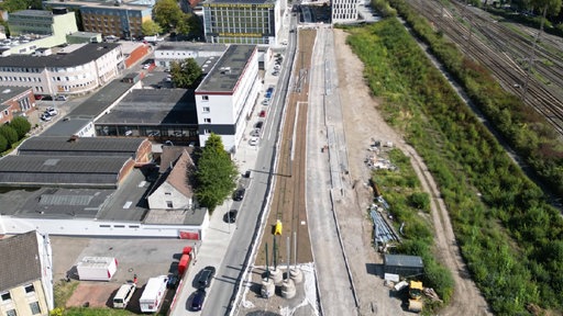 Eine große Baustelle aus der Luft, aufgerissene Straßen 