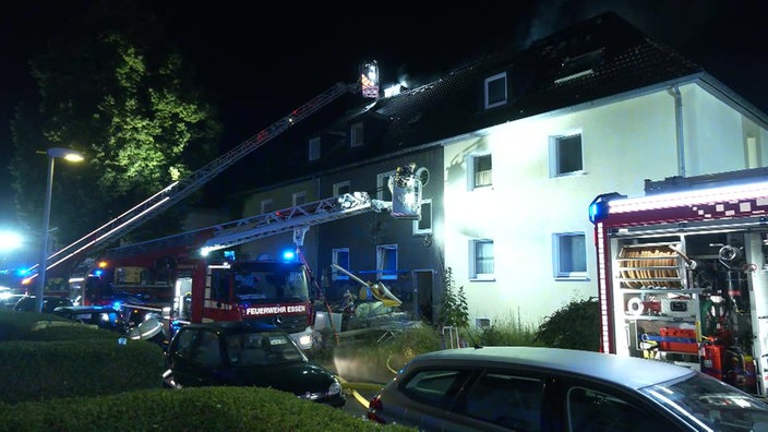 Feuerwehreinsatz mit Drehleitern
