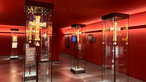 Goldene Kreuze in Glasvitrinen in einem der Ausstellungsräume der Domschatzkammer