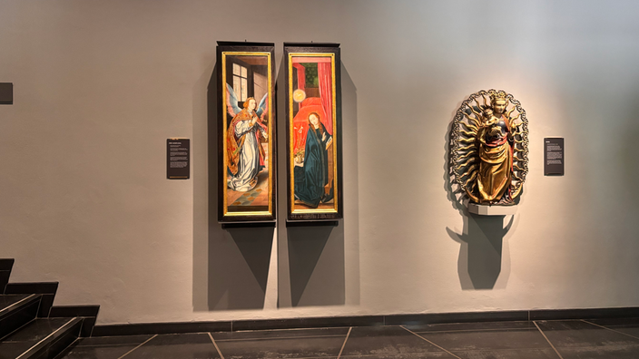 Bilder und Teile eines Altars aus der Essener Stiftskirche hängen an der Museumswand