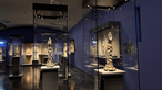 Hand-Reliquien im blauen Ausstellungsraum der Domschatzkammer