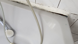 Auf dem Bild sieht man ein Waschbecken, dass sich leicht von der Wand gelöst hat.