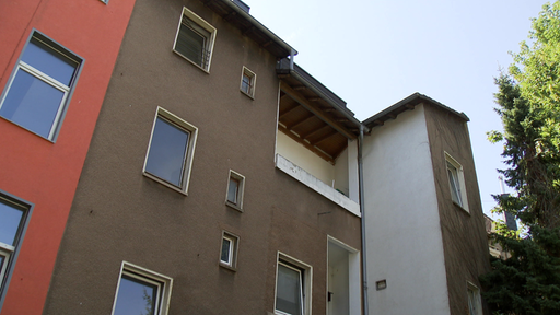 Das Bild zeigt einen Anbau an der Rückseite eines Wohnhauses.