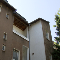 Das Bild zeigt einen Anbau an der Rückseite eines Wohnhauses.