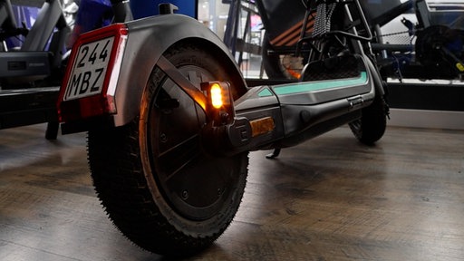 Ein E-Scooter mit eingeschaltetem Blinker auf der rechten Seite.