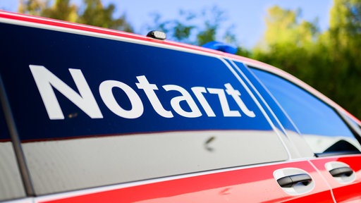 Ein Notarztwagen mit der Aufschrift "Notarzt" von außen