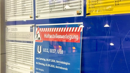 Ersatzfahrpläne für die Zeit der U-Bahn-Ausfälle im Sommer 2026 in Essen, ausgehängt in einer U-Bahn-Station in der Innenstadt