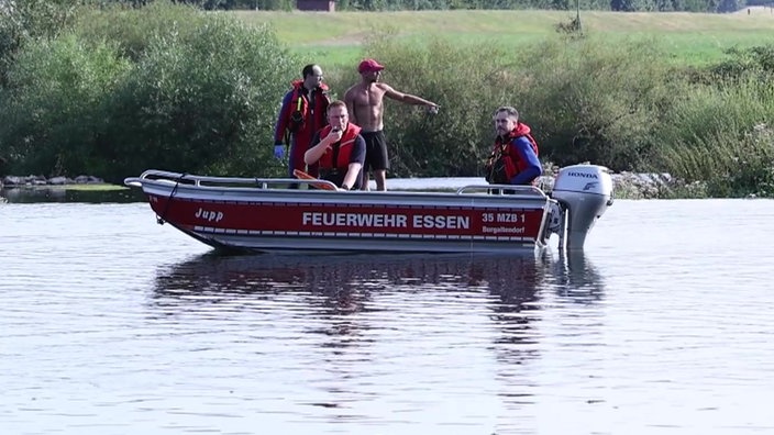 Rettungskräfte auf dem Feuerwehrboot auf der Ruhr in Essen