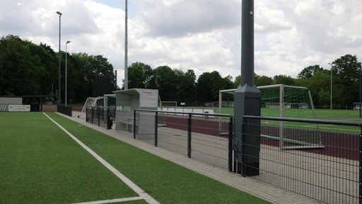 Der Sportplatz der Sportfreunde Altenessen bei leicht bewölktem Himmel