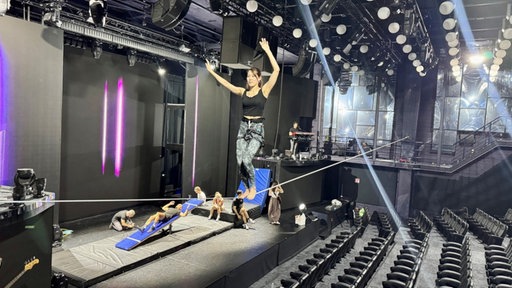Bei neuer GOP Show Groove balancieren Künstler auf einer Highline überm Publikum