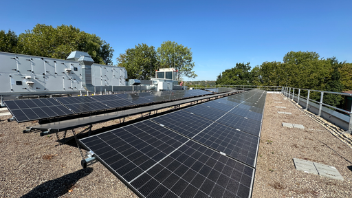 Solarzellen auf dem Dach des Gymnasiums