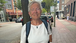 Heidi Krawczyk steht in einer Straße in Rüttenscheid