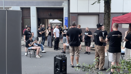 Menschen hören dem Landesvorsitzenden Claus Cremer bei einer Rede in Essen-Kray zu