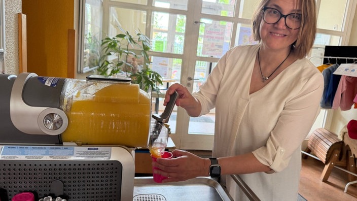 Eine Frau steht an einer Eismaschine