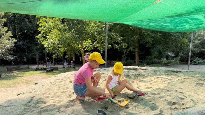 Kinder spielen im Sandkasten