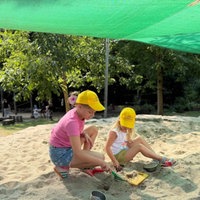 Kinder spielen im Sandkasten