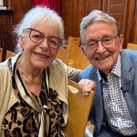 Die Holocaustüberlebenden Eva Weyl und Wolfgang Polak sitzen nebeneinander