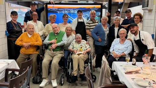 Senioren lassen sich als Gruppe fotografieren