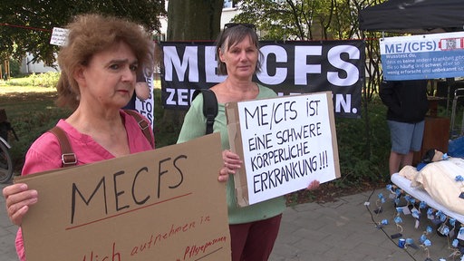 Die Demonstranten kritisieren das Essener Uniklinikum und wollen auf die Krankheit aufmerksam machen