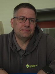 Marc Friedrich steht am Krankenbett von Marcel im Uniklinikum Essen