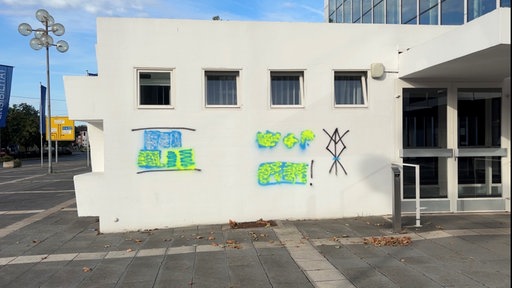 Mit bunter Farbe überdeckte rechtsextreme Parolen auf der Außenwand des Musiktheaters Gelsenkirchen