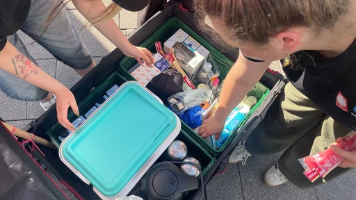 Der Bollerwagen, aus dem die Streetworker Spenden verteilen ist bis oben hin gefüllt
