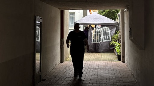 Wenige Menschen kommen zum offenen Abend der Partei "Die Heimat" in Essen-Kray