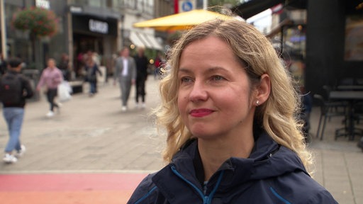 Die Sprecherin der Polizei Essen Sylvia Czapiewski steht in der Essener Fußgängerzone