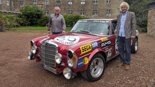 Ein Nachbau des Mercedes 300 SEL AMG, links daneben steht Paul Jüngst, rechts daneben Clemens Schickentanz