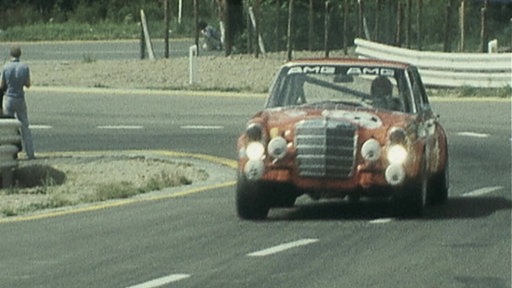 Ein Mercedes-Benz 300 SEL AMG fährt beim 24-Stunden-Rennen in Spa-Francorchamps auf der Rennstrecke
