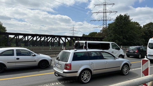 Die Brücke über den Rhein-Herne-Kanal mit Absperrungen