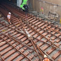 Bauarbeiter führen Gleisarbeiten durch