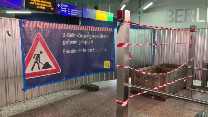 Ein gesperrter U-Bahn-Zugang am Berliner Platz in Essen
