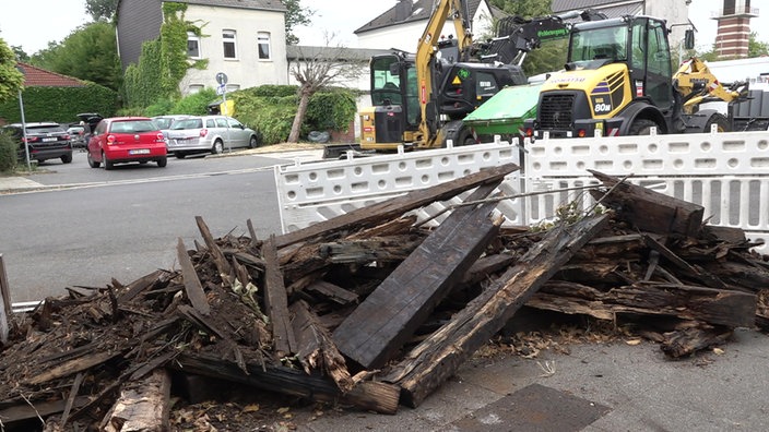 Alte Schienen stapeln sich am Straßenrand