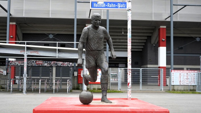 Die Helmut Rahn Statue steht wieder vor dem RWE-Stadion