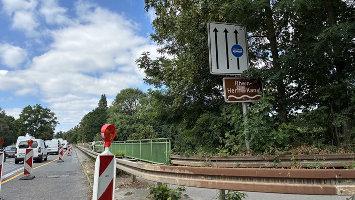 Eine Brücke über den Rhein-Herne-Kanal mit mehreren Autos, die im Stau stehen